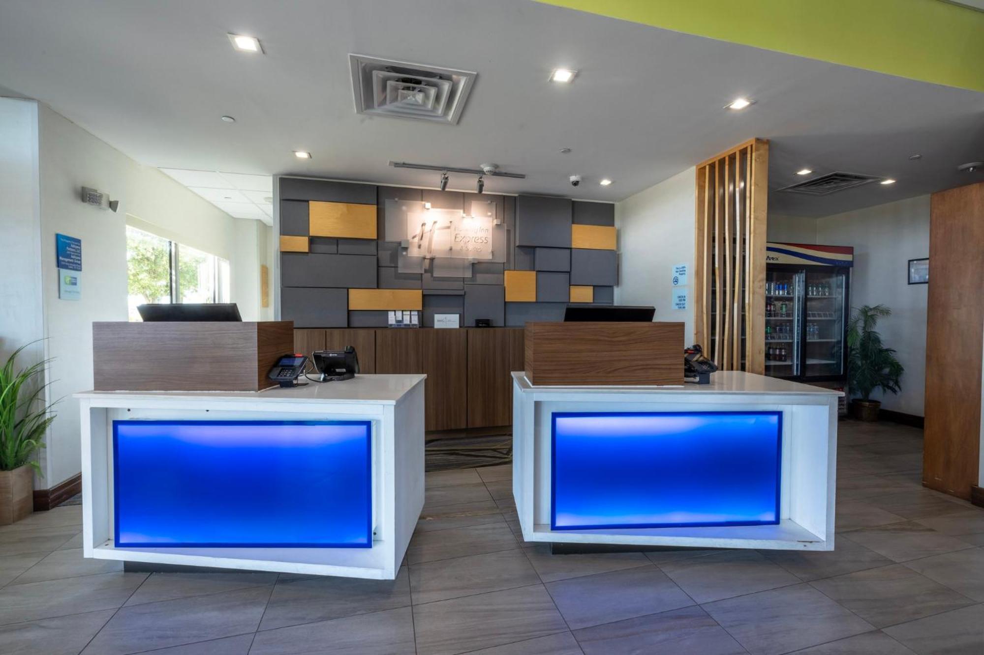 Holiday Inn Express&Suites Dallas NE Arboretum Garland Exterior foto